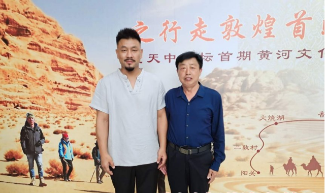 牛振合副會長參加首映式與王洪祥交流 牛振合副會長參加首映式與王洪祥交流