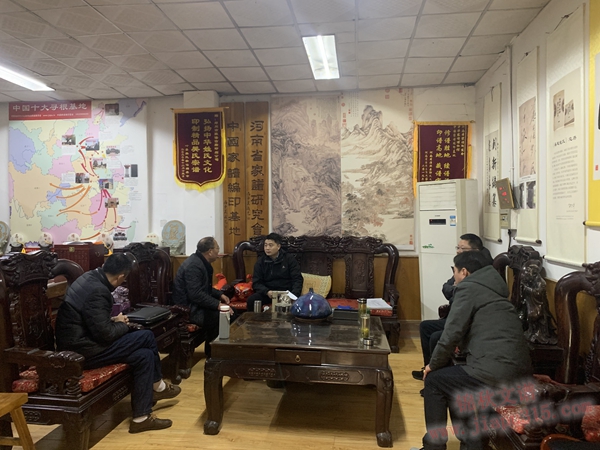  焦編輯向族譜編修委員會成員介紹編修細節(jié)