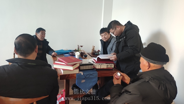 設(shè)計(jì)部柴鑫鑫現(xiàn)場(chǎng)解答排版等相關(guān)問題